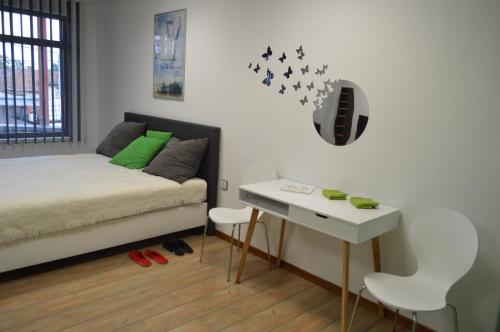 サトゥ・マーレにあるVasarely Luxury Flatのベッドルーム1室(ベッド1台、テーブル、椅子付)