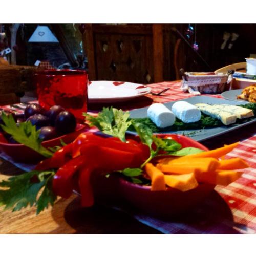 uma mesa com vários vegetais sobre uma mesa em B&B Lo Djoua de Toueno em Arvier