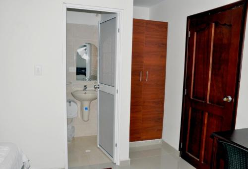 A bathroom at Hotel Arce Plaza