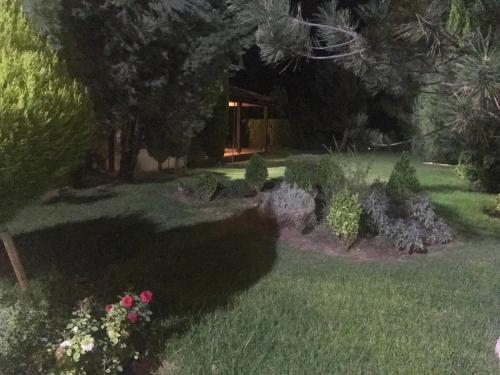Κήπος έξω από το Agia Mavri House