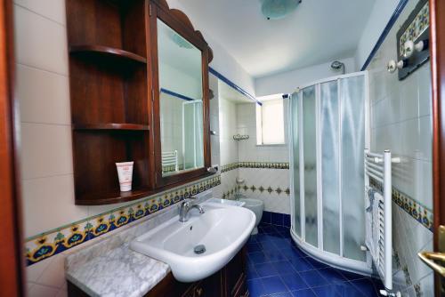 アマルフィにあるCASA RITALEMMA'のバスルーム(シンク、シャワー付)