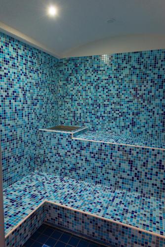 a blue tiled bathroom with a tub in a room at Drésalwoald in Gressoney-Saint-Jean