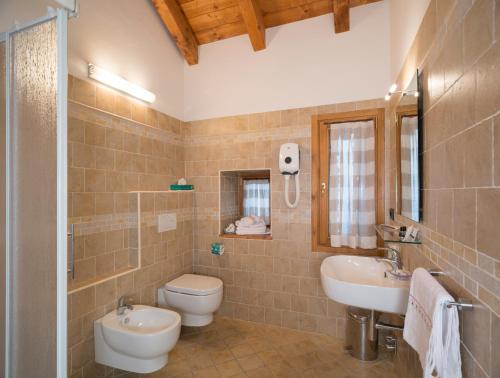 uma casa de banho com um lavatório, um WC e um lavatório. em Drésalwoald em Gressoney-Saint-Jean