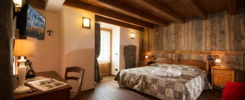 a bedroom with a bed with two swans on it at Drésalwoald in Gressoney-Saint-Jean