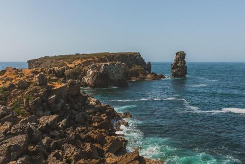 een uitzicht op de oceaan vanaf een rotsachtige kust bij GO4SURF beach Lofts in Peniche