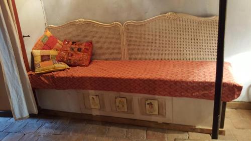 a bed with pillows on it in a room at Carmen De Arnas in Colungo