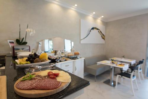 eine Küche mit einem Tisch mit einem Teller Essen auf der Theke in der Unterkunft Hotel Altavilla Catanzaro in Catanzaro