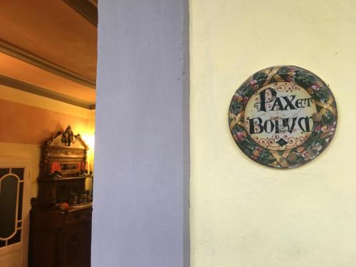 a plate on a wall with a sign on it at Villa Baronzola in Montevarchi