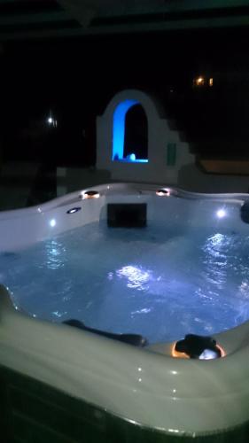 bañera grande con luz azul en Kampos Home en Apollonía