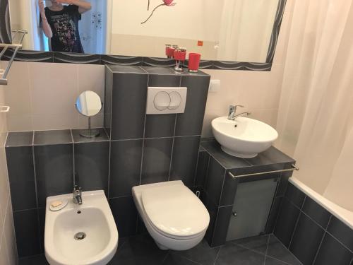 a small bathroom with a toilet and a sink at Stylowy apartament Centrum Gdyni in Gdynia