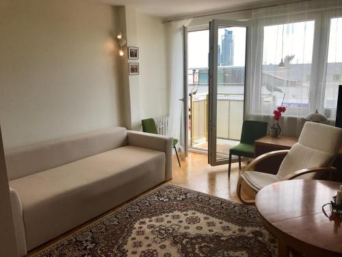 a living room with a couch and a table at Stylowy apartament Centrum Gdyni in Gdynia