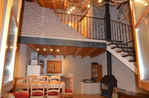 - un salon avec un escalier dans une maison dans l'établissement Casa LLovet, à Fuentespalda