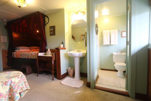 Kylpyhuone majoituspaikassa Kangaroo House Bed & Breakfast