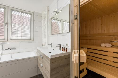 Ένα μπάνιο στο Duinhof Klein Dishoek - Appartementen onder aan de duinen, in het centrum met terras