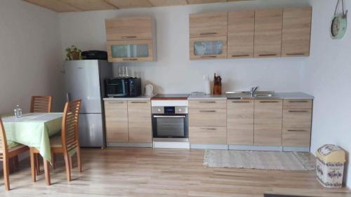 Una cocina o zona de cocina en Apartman Baranček