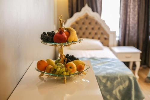 イスタンブールにあるŞehir Hotel Old Cityの- ベッドルームのテーブルに飾られた果物