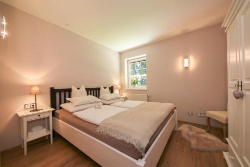 een slaapkamer met een groot bed en een raam bij Appartement Auszeit in Saalfelden am Steinernen Meer