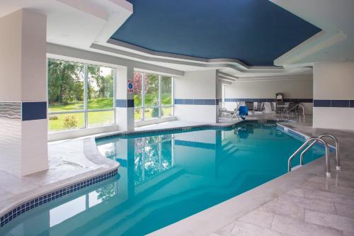 einen Pool in einem Hotel mit blauer Decke in der Unterkunft Best Western Plus North Shore Hotel in Danvers