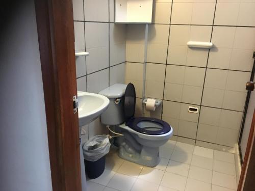 a bathroom with a toilet and a sink at Apartamentos Arriendo Rodadero in Santa Marta