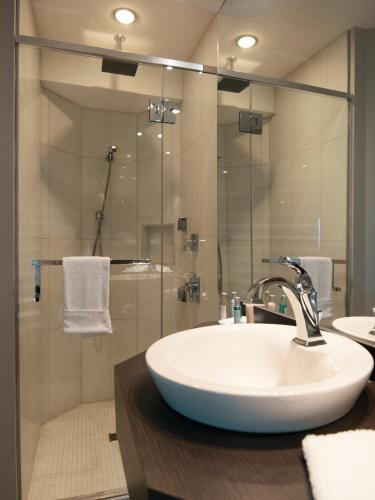 Ванная комната в Hôtel Le Voyageur