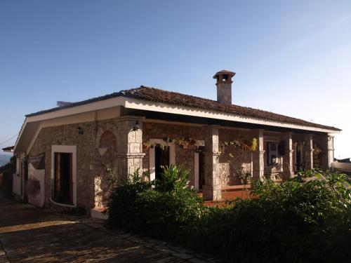 an old brick house with a chimney on top at Hotel Boutique La Casona de Don Porfirio in Jonotla
