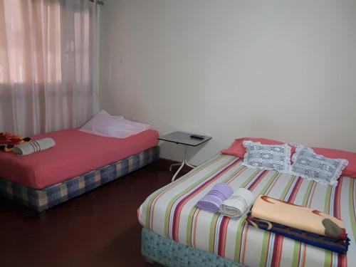 Postel nebo postele na pokoji v ubytování Nueva Alborada Lodging House