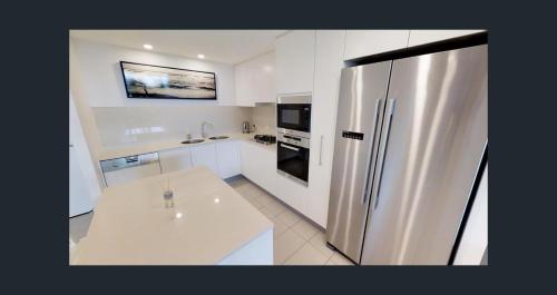 Dapur atau dapur kecil di Kirra Surf Apartments
