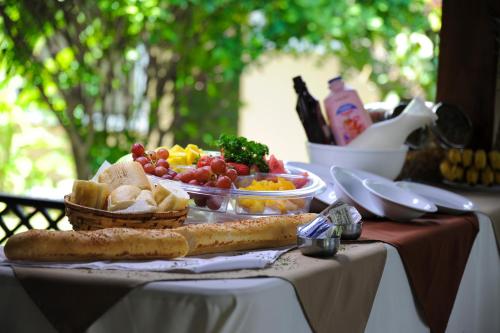 einen Tisch mit einem Teller Essen auf dem Tisch in der Unterkunft Hotel Robledal in Alajuela