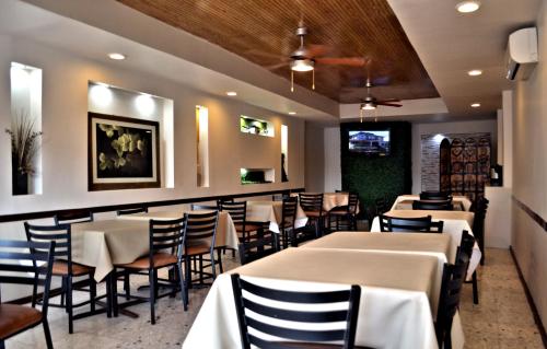 ein Restaurant mit Tischen und Stühlen und eine Bar in der Unterkunft Hotel Royal Inn in Monclova