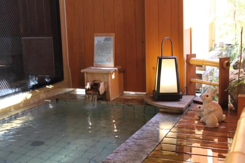 a room with a swimming pool in a room with at Hanaichi in Tsumagoi