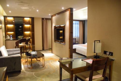 Postel nebo postele na pokoji v ubytování Ramada Foshan Hotel