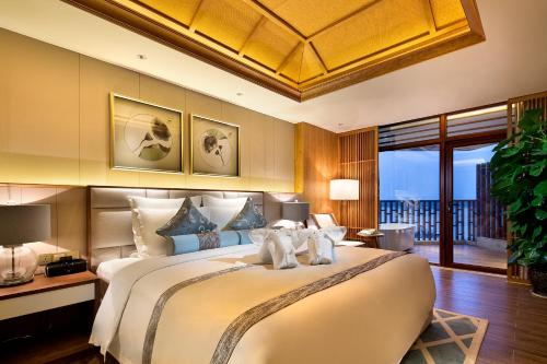 Un pat sau paturi într-o cameră la Wyndham Grand Plaza Royale Wenchang