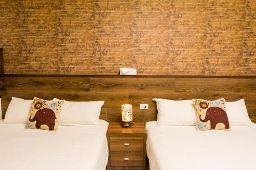 two beds sitting next to each other in a room at Sky Bird Garden B&B in Wujie