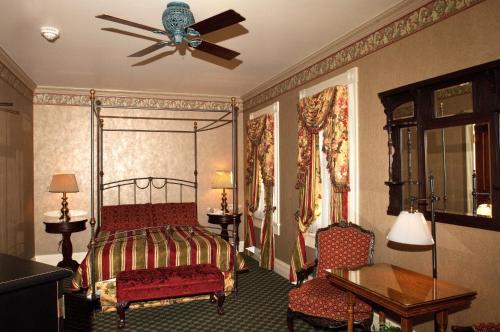Beaumont Hotel and Spa - Adults Only tesisinde bir odada yatak veya yataklar
