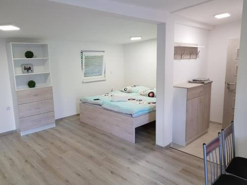 Un dormitorio con una cama y un escritorio. en Chatka na Hranici Čirč, en Čirč