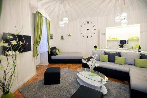 Televízia a/alebo spoločenská miestnosť v ubytovaní Várkapitány Apartman Eger