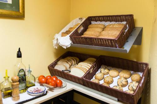 dos cestas de pan y verduras en un mostrador en Hotel Abanico Casa Palacio, en Sevilla