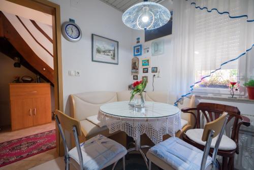 Uma área de estar em Apartma Franko