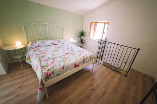 1 Schlafzimmer mit einem Bett mit Blumenbettdecke in der Unterkunft Residenza Borgo Valpolicella in SantʼAmbrogio di Valpolicella
