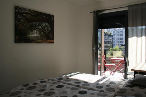 Un pat sau paturi într-o cameră la Karlín Apartment
