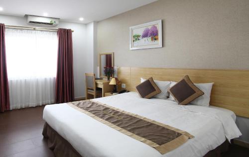 Giường trong phòng chung tại Blue Pearl Hanoi Hotel