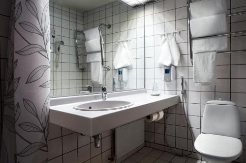 Et badeværelse på Hotel & Hostel Tallukka