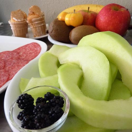 un piatto di frutta con mele e more su un tavolo di Quinta Laranjal da Arrabida a Palmela