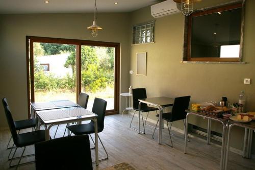 a kitchen and dining room with a table and chairs at Quinta Laranjal da Arrabida in Palmela