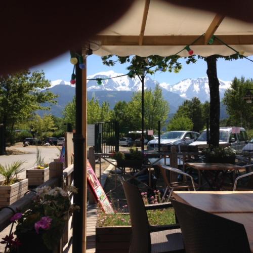 パッシーにあるMobil Home Chamonix Mont Blancの山の景色を望むパティオ(テーブル、椅子付)