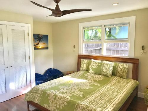 カイルアにあるBeautiful Guest House Kailua Beachのベッドルーム1室(ベッド1台、シーリングファン付)