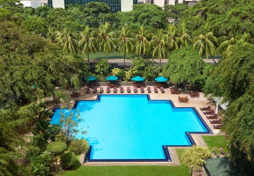 widok na duży basen z palmami w obiekcie Cinnamon Grand Colombo w Kolombo
