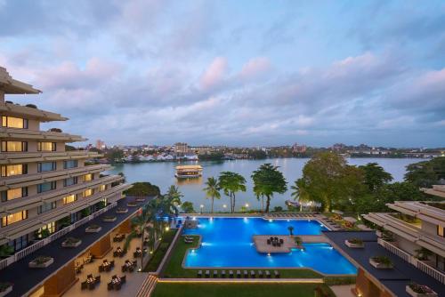 z góry widok na hotel z dużym basenem w obiekcie Cinnamon Lakeside w Kolombo