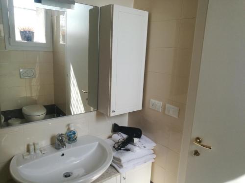 a bathroom with a sink and a mirror at Residenza Piazza Dei Martiri 8 in Bologna