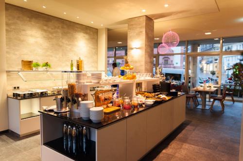 a restaurant with a buffet line with food at Hotel Platzhirsch in Fulda